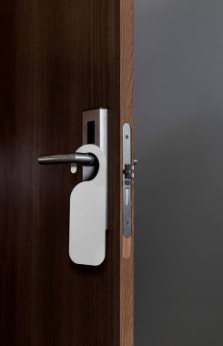 Kapı kolunda boş etiket asılı. Model için ideal şablon İşareti bozma.