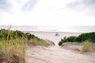 Sahilde güzel bir yaz sabahı. Mar Azul, Arjantin.