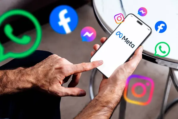 Meta cep telefonu ekranında. Elinde akıllı telefon tutan adam Meta logotini ve Facebook ve Instagram gibi diğer markaları gösteriyor. Reklam konsepti. Rosario, Arjantin - 20 Ocak 2025.
