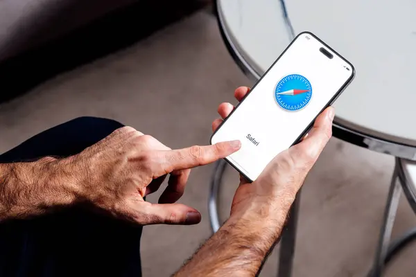 Safari tarayıcı bir iPhone ekranında görüntülendi. Rosario, Arjantin - 9 Mart 2025.