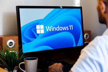 Laptop ekranında Windows 11 logosu var. Microsoft 'un en popüler işletim sistemine sahip kullanıcı. Rosario, Arjantin - 20 Mart 2025.