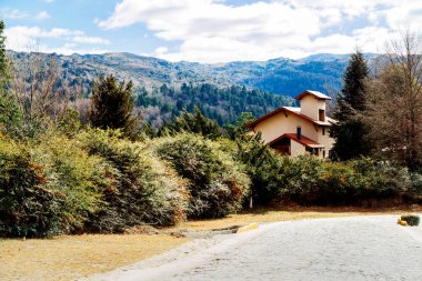 La Cumbrecita, Cordoba, Arjantin. Dağların üzerindeki Arjantin köyünün kış manzarası. Cordoba Eyaleti 'nin önemli gezgin noktası.