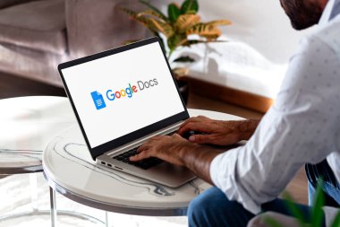 Ekranda Google Doktorlarının logosunu gösteren bir dizüstü bilgisayar kullanan adam. ROSARIO, ARJANTINA - 17 Nisan 2025