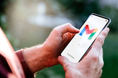 Google Çalışma Alanı 'nın e-postası için Gmail uygulaması açan bir cep telefonu tutan adam. ROSARIO, ARJANTINA - 22 Nisan 2025.