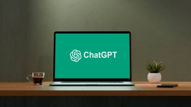 ChatGPT dizüstü bilgisayar ekranında. Chat GPT çalışan bir masanın üzerinde bilgisayar. Bu yazılım, OpenAI tarafından geliştirilen Yapay Zeka tabanlı bir sohbet robotu. Rosario, Arjantin - 14 Haziran 2025