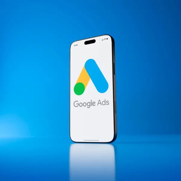 iPhone ekranında Google Ağ logosu. Adwords logosu cep telefonu ekranında görünüyor. Mavi arkaplan, kare format. Rosario, Arjantin - 16 Temmuz 2025.