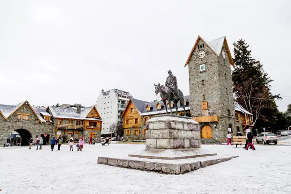 Bariloche Downtown kış mevsiminde. Karlı şehir merkezinin güzel manzarası. SAN CARLOS DE BARILOCHE, RIO NEGRO, PATAGONIA ARJENTINA - 27 HAZİRAN 2025: