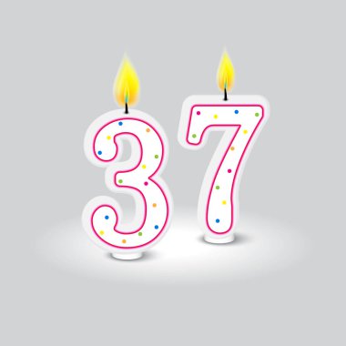 37 numara doğum günü mumları. Kutlama pastası süslemesi. Yıldönümü numaraları ve alevler. Vektör çizimi. EPS 10. Resim yükle.