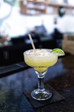 Cinco de Mayo için Meksika restoranının barına limonlu margarita döküldü.