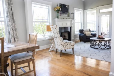 A light and bright open concept living room and dining room combination den with vaulted ceilings in a new construction house.