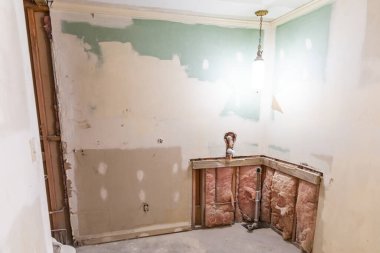 Her şey yıkıldıktan ve ev yenilendikten sonra Japon küvetinin bulunduğu boş bir açıklık..