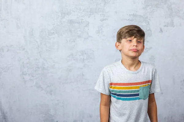 Милый Маленький Мальчик Аутизмом Студии Делает Надутое Лицо Закрытыми Глазами — стоковое фото