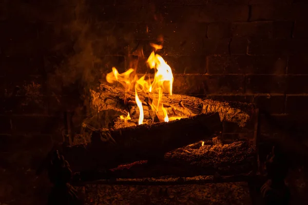 金属製の暖炉の火格子で暖炉を燃やす木のオレンジの炎と轟音室内火災 — ストック写真