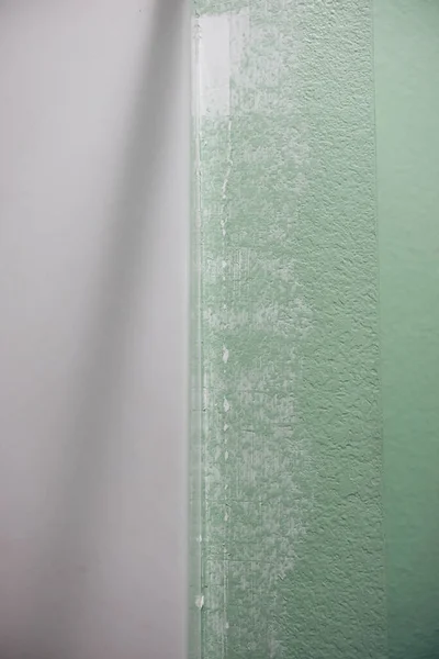 浴室墙壁与浴缸之间的缝隙 已被填平和弯曲 准备粉刷 — 图库照片