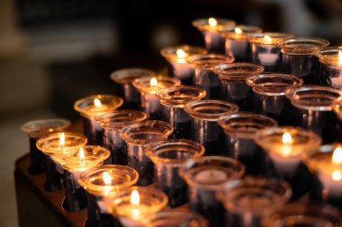 Roma 'daki koyu bir Avrupa Katolik kilisesinde yakılan dua mumları. İtalya, Tanrı' dan ya da azizden lütuf diliyor..