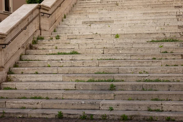 Alte Schritte Rom Italien Mit Gras Das Durch Die Vielen — Stockfoto