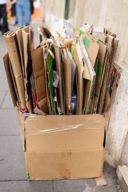 Roma, İtalya 'daki bir konutun önünde çöp toplama için katlanmış büyük bir kutu..