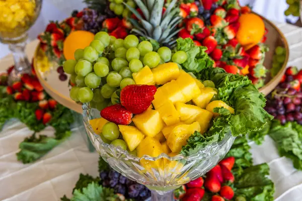 Taze çiğ organik yaz meyveleri ve egzotik meyveler siyah mutfak arka planında büyük tepside. Papaya, üzüm, nektarin, portakal, ahududu, kivi, çilek, liçi, kiraz. Üst görünüm