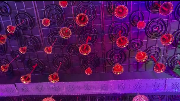 Фотографія Пандемії Дурги Різнокольоровими Вогнями Прикрасами Звисають Стелі Красиві Сині — стокове відео