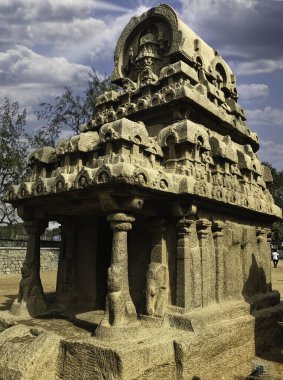 Göz hizasında çarpıcı bir atış, Hindistan, Tamil Nadu, Mahabalipuram 'daki antik taş tapınak veya monolitik ratha' yı yakalar. Karmaşık oymalar ve çok katmanlı yapılar gösteriyor ki...