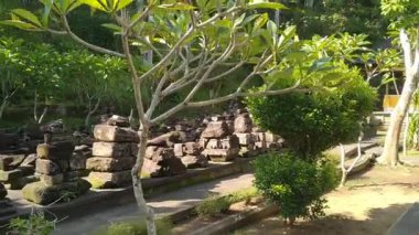 Kintamani, Bali 'deki Krishna, Radha ve Balram' a adanmış, geleneksel Bali taş yapıları ve küçük, kırsal bir tapınak veya