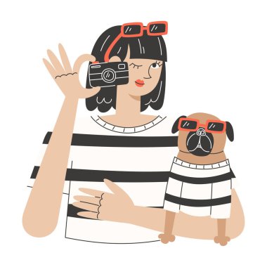 Genç Bir Kadının Aynalı Selfie Çekerken Düz Tarz Fotoğrafı Aynı Kıyafetlerde Pug Köpeğiyle