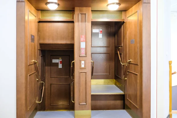 Fotos de Paternoster lift, Imagens de Paternoster lift sem royalties |  Depositphotos