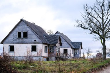 Terk edilmiş, tahrip edilmiş bir bina. Kırık cam, gecekondu mahallesi, ıssızlık. Dikkati dağılmış. Yüksek kalite fotoğraf