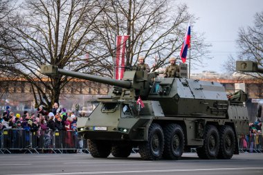 Riga, Letonya - 18 Kasım 2022: Slovak 155 mm Gun Howitzer Zuzana Letonya 'nın başkenti Riga' daki askeri geçit töreninde. Dikkati dağılmış. Yüksek kalite fotoğraf