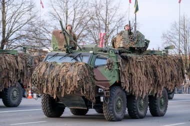 Riga, Letonya - 18 Kasım 2022: Finliler Letonya 'nın başkenti Riga' da düzenlenen geçit töreninde zırhlı personel taşıyıcısı Patria 6x6 yaptılar. Dikkati dağılmış. Yüksek kalite fotoğraf