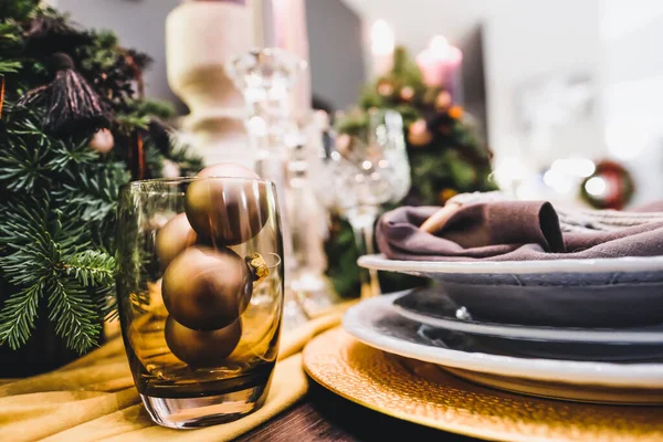 クリスマスイブテーブルの装飾 クリスマスムード ダイニングテーブルのクリスマスツリー 気にしないで 高品質の写真 — ストック写真