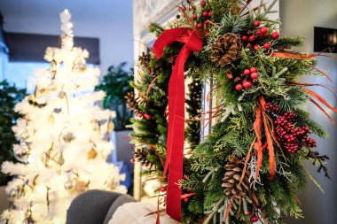 Samimi bir evde Noel süsleri. Güzel beyaz yapay Noel ağacı, Advent çelengi. Dikkati dağılmış. Yüksek kalite fotoğraf