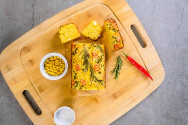 Kırmızı biberli taze pişmiş mısır ekmeği. Dikkati dağılmış. Yüksek kalite fotoğraf