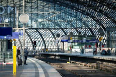 Berlin, Almanya - 27 Mart 2023: Berlin Merkez İstasyonu Hauptbahnhof, 27 Mart 'ta Almanya' da trafik işçilerinin grevine başladı. Yüksek kalite fotoğraf