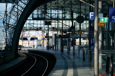 Berlin, Almanya - 27 Mart 2023: Berlin Merkez İstasyonu Hauptbahnhof, 27 Mart 'ta Almanya' da trafik işçilerinin grevine başladı. Yüksek kalite fotoğraf