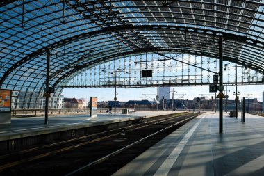 Berlin, Almanya - 27 Mart 2023: Berlin Merkez İstasyonu Hauptbahnhof, 27 Mart 'ta Almanya' da trafik işçilerinin grevine başladı. Yüksek kalite fotoğraf