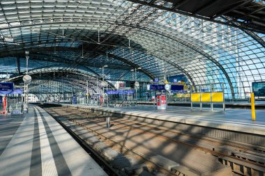 Berlin, Almanya - 27 Mart 2023: Berlin Merkez İstasyonu Hauptbahnhof, 27 Mart 'ta Almanya' da trafik işçilerinin grevine başladı. Yüksek kalite fotoğraf
