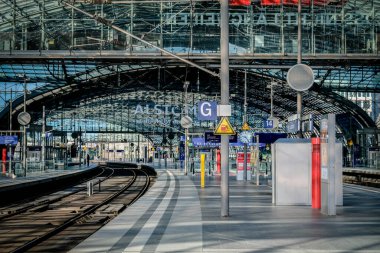 Berlin, Almanya - 27 Mart 2023: Berlin Merkez İstasyonu Hauptbahnhof, 27 Mart 'ta Almanya' da trafik işçilerinin grevine başladı. Yüksek kalite fotoğraf