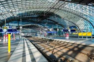 Berlin, Almanya - 27 Mart 2023: Berlin Merkez İstasyonu Hauptbahnhof, 27 Mart 'ta Almanya' da trafik işçilerinin grevine başladı. Yüksek kalite fotoğraf