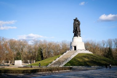 Berlin, Almanya - 28 Mart 2023: Almanya 'nın Treptower Park kentindeki Sovyet Savaş Anıtı' nda elinde bir Alman çocuğunu tutan bir Sovyet askerinin anıtı. Yüksek kalite fotoğraf
