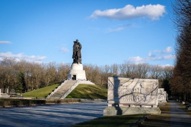 Berlin, Almanya - 28 Mart 2023: Almanya 'nın Treptower Park kentindeki Sovyet Savaş Anıtı' nda elinde bir Alman çocuğunu tutan bir Sovyet askerinin anıtı. Yüksek kalite fotoğraf