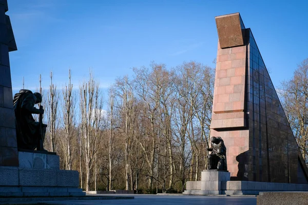 Berlin Niemcy Marca 2023 Pomnik Sowieckiego Żołnierza Mieczem Trzymającym Niemieckie — Zdjęcie stockowe
