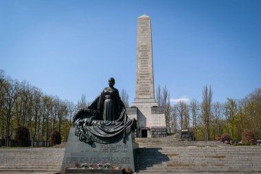 Berlin, Almanya - 21 Nisan 2023: Berlin Muharebesi sırasında ölen 13.200 Sovyet askerinin gömüldüğü Schonholzer Heide, Pankow 'daki Sovyet savaş anıtı. Yüksek kalite fotoğraf