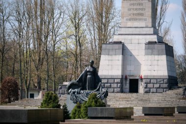 Berlin, Almanya - 21 Nisan 2023: Berlin Muharebesi sırasında ölen 13.200 Sovyet askerinin gömüldüğü Schonholzer Heide, Pankow 'daki Sovyet savaş anıtı. Yüksek kalite fotoğraf