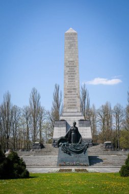 Berlin, Almanya - 21 Nisan 2023: Berlin Muharebesi sırasında ölen 13.200 Sovyet askerinin gömüldüğü Schonholzer Heide, Pankow 'daki Sovyet savaş anıtı. Yüksek kalite fotoğraf