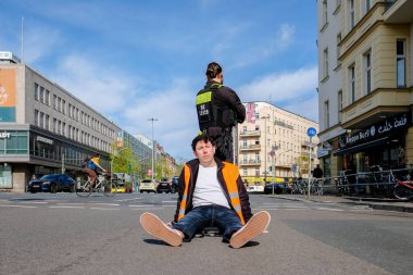 Berlin, Almanya - 24 Nisan 2023: Son Nesil grubundan protestocular sokakta oturup Berlin, Hermannplatz 'da trafiği engelliyor. Yüksek kalite fotoğraf