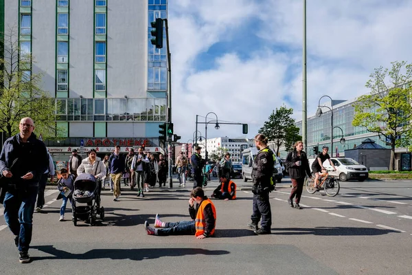 Berlin Niemcy Kwietnia 2023 Protestujący Grupy Last Generation Siedzącej Ulicy Zdjęcia Stockowe bez tantiem