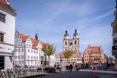 Wittenberg, Almanya - 5 Mayıs 2023: Lutherstadt Wittenberg, Almanya 'da tarihi binaları olan ünlü eski kasaba. Yüksek kalite fotoğraf