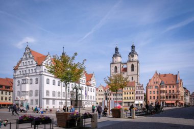 Wittenberg, Almanya - 5 Mayıs 2023: Lutherstadt Wittenberg, Almanya 'da tarihi binaları olan ünlü eski kasaba. Yüksek kalite fotoğraf