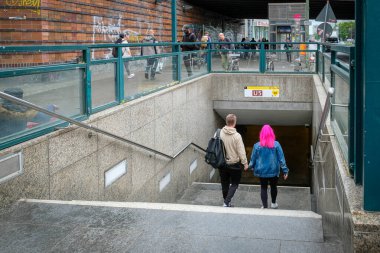 Berlin, Almanya - 15 Mayıs 2023: Frankfurter Caddesi, Frankfurter Allee, Berlin 'deki U5 Berlin metro istasyonuna giriş. Yüksek kalite fotoğraf